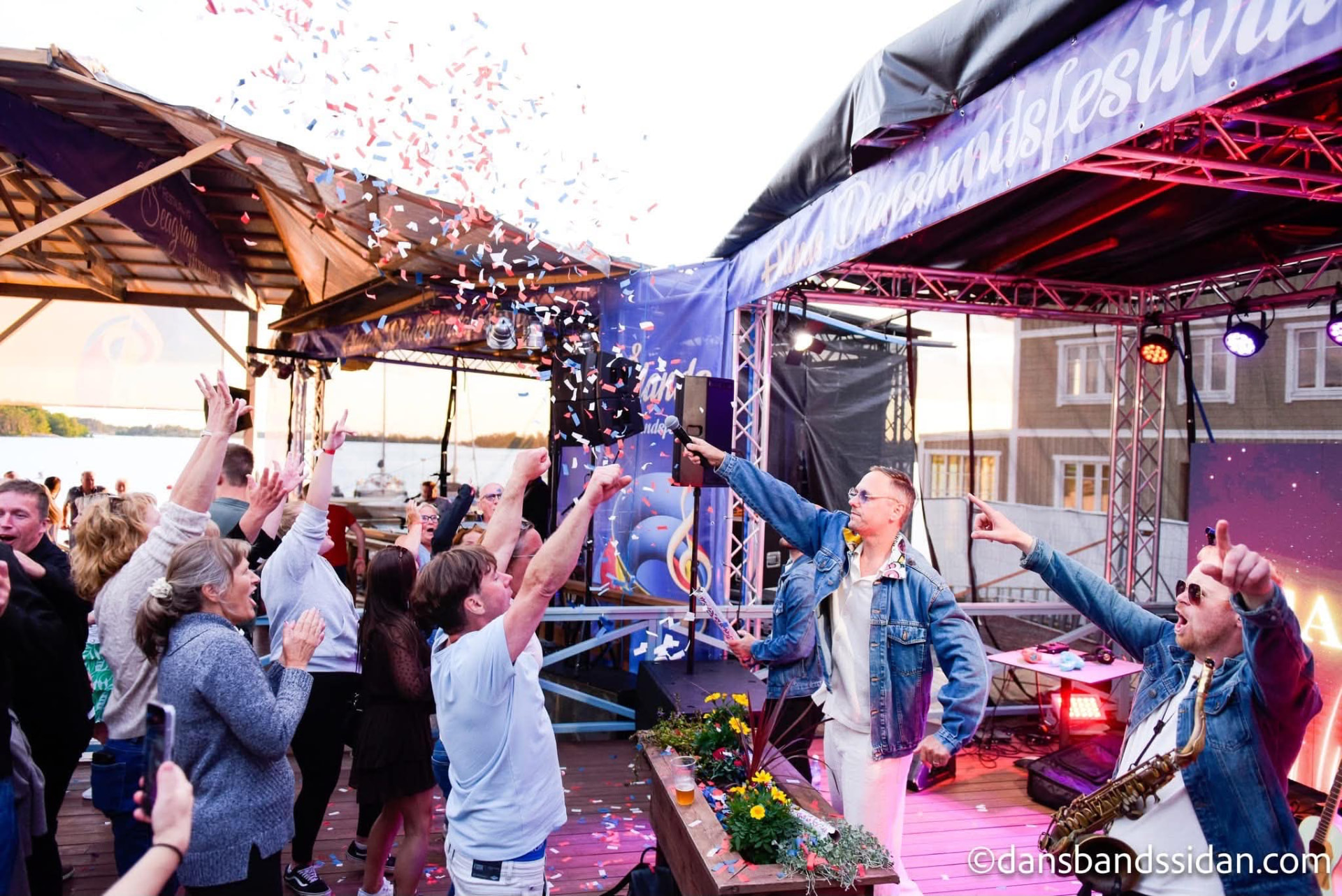Danzbanderz med konfetti, saxofon och festande festivalpublik